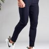 Zijaanzicht navy kleurige heren chino van stretch stof en met slim fit pasvorm. Voorzien van twee zakken aan de voorzijde, twee kontzakken, knoopsluiting en riemlussen. Model heeft linkerhand in de broekzak.